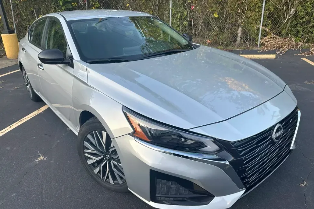 2024 Nissan Altima 2.5 SV photo 1