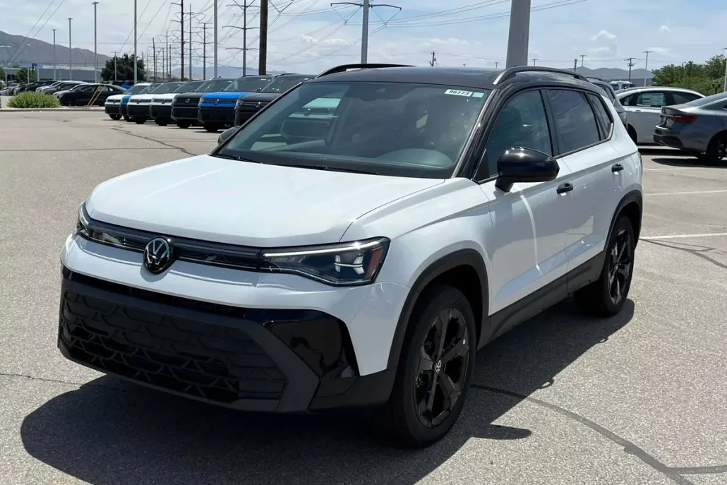 2025 Volkswagen Taos SE photo 1