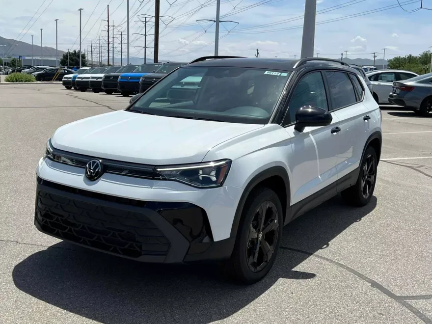 2025 Volkswagen Taos SE photo 1
