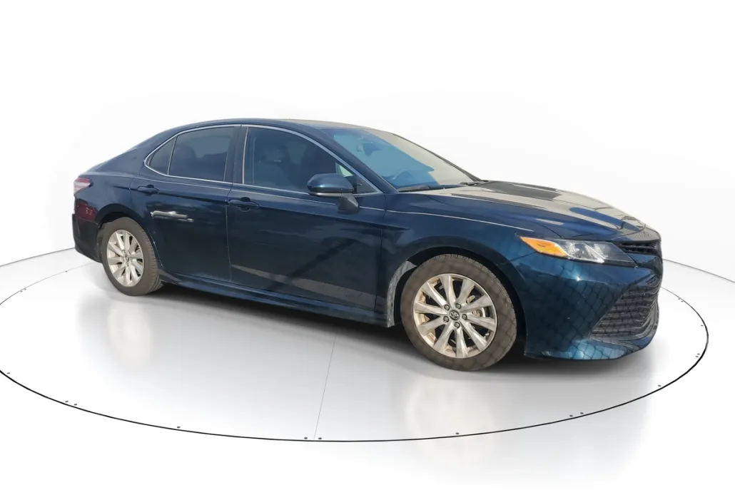 2018 Toyota Camry LE photo 1