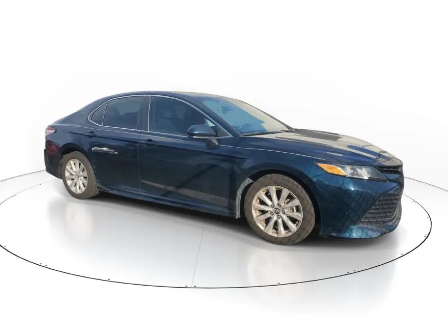 2018 Toyota Camry LE photo 1