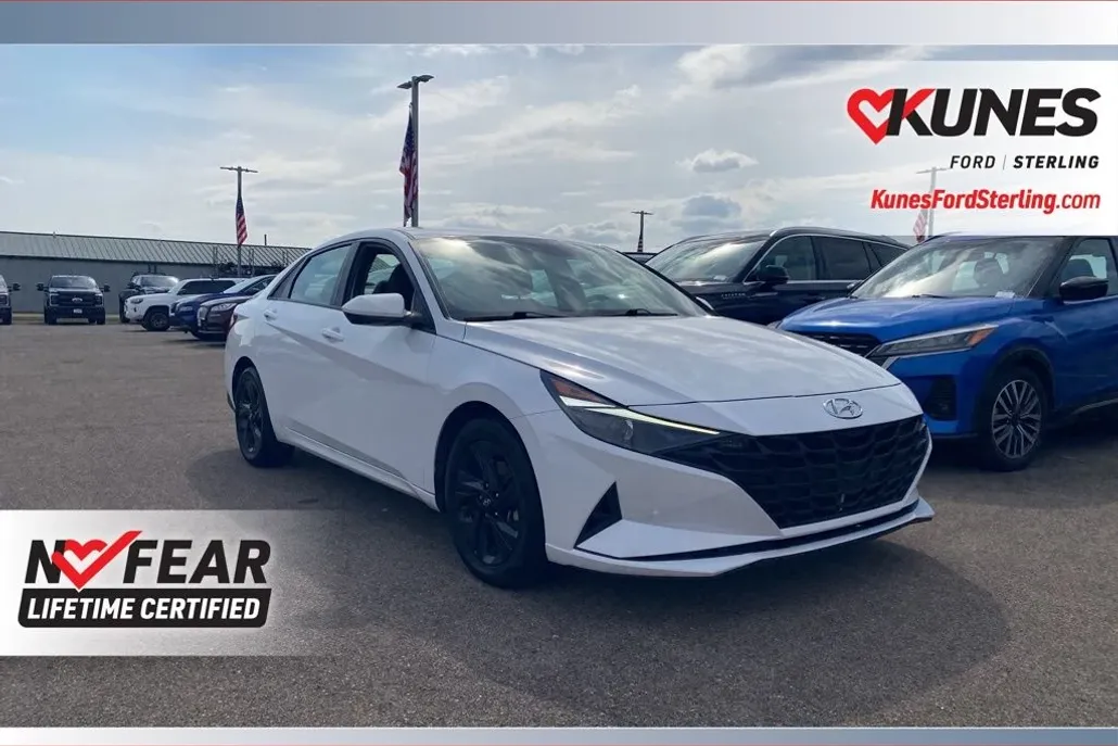 2023 Hyundai Elantra SEL photo 1