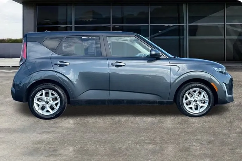 2023 Kia Soul LX photo 1