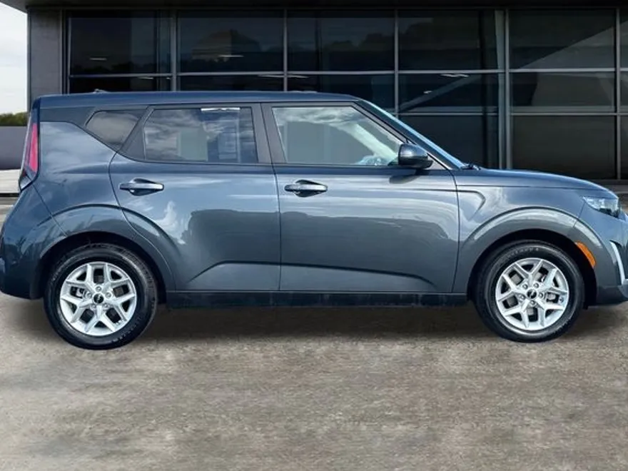 2023 Kia Soul LX photo 1