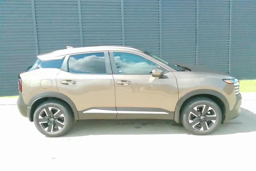 2025 Nissan Kicks SV photo 1