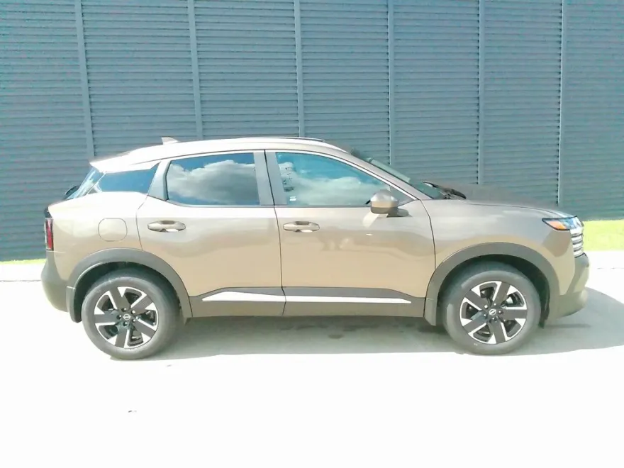 2025 Nissan Kicks SV photo 1