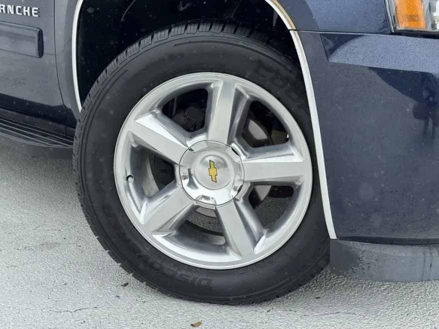 2011 Chevrolet Avalanche LT photo 1