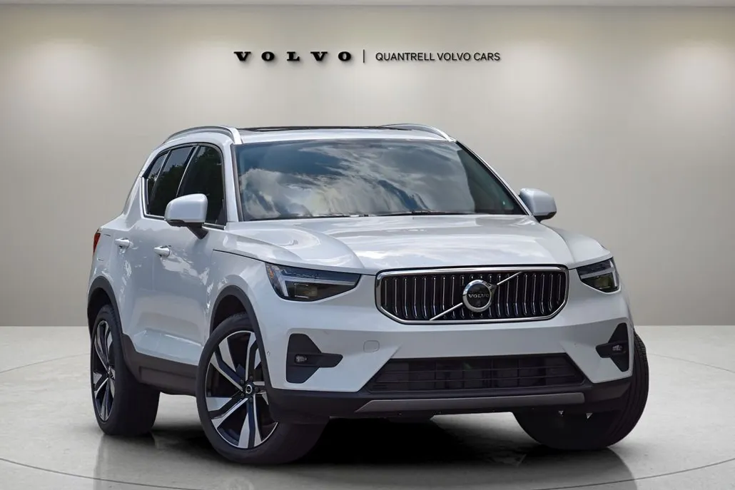 2025 Volvo XC40 photo 1