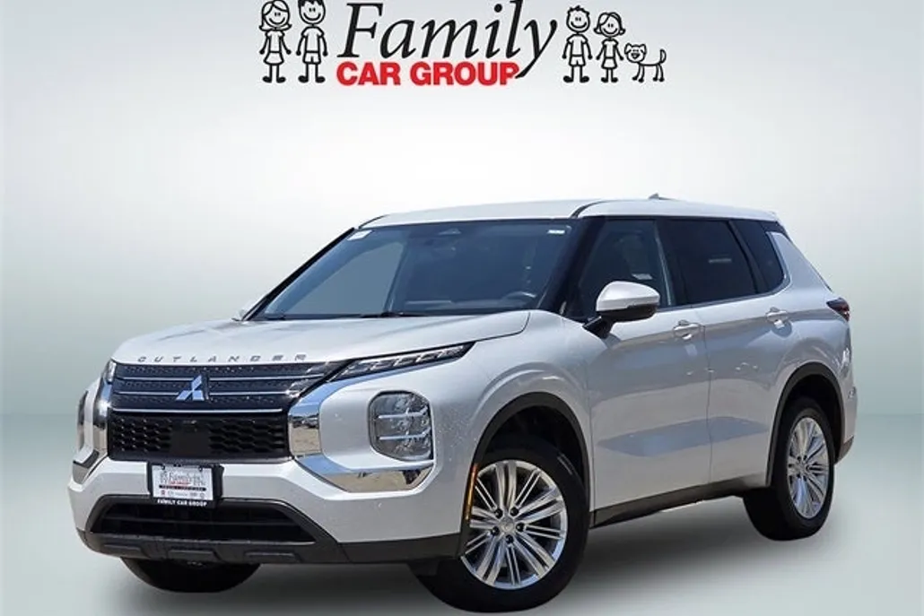 2024 Mitsubishi Outlander ES photo 1
