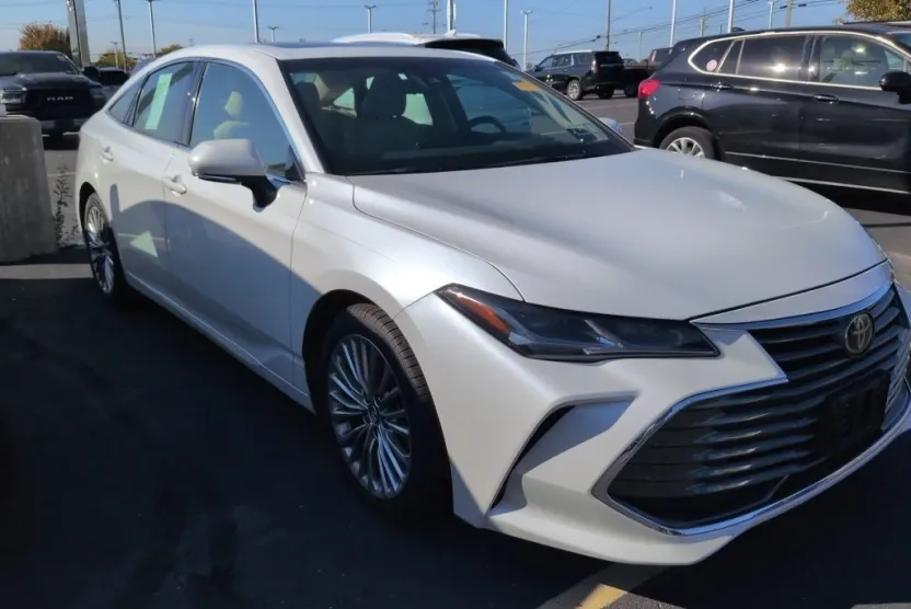 2019 Toyota Avalon Limited photo 1