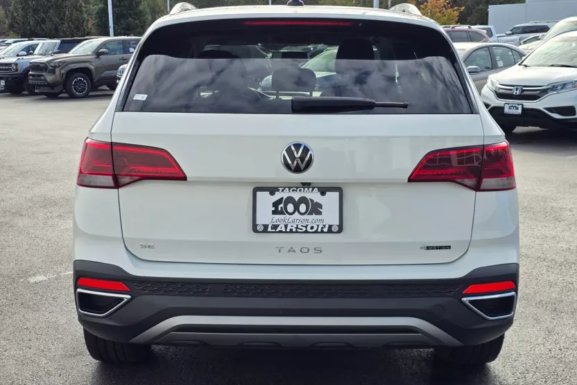 2022 Volkswagen Taos SE photo 1
