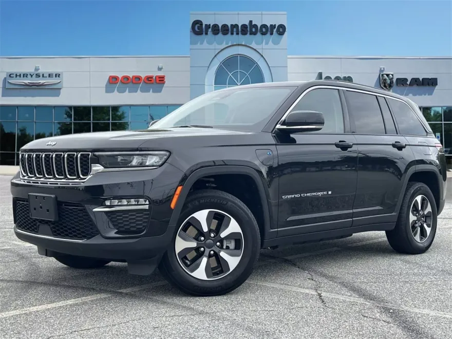 2023 Jeep Cherokee Base photo 1