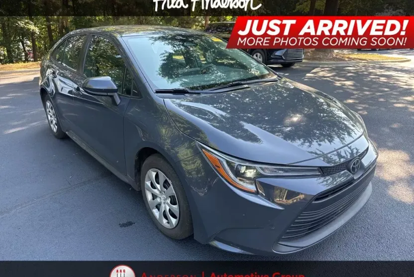 2023 Toyota Corolla LE photo 1
