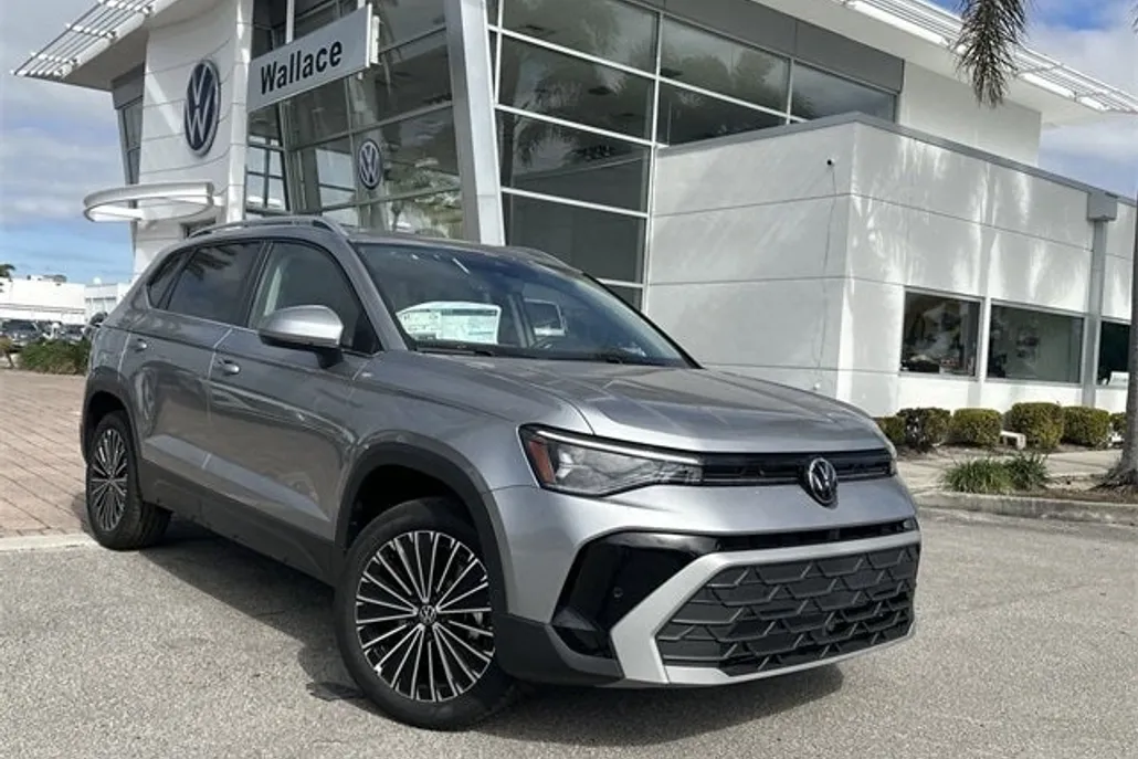 2025 Volkswagen Taos SE photo 1