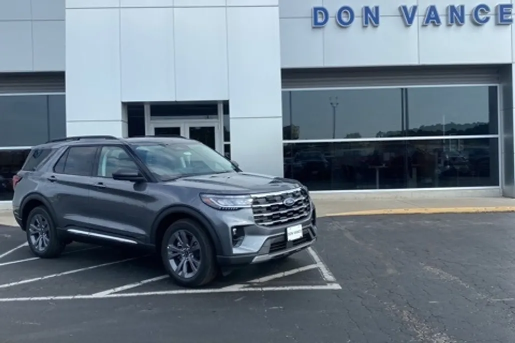 2025 Ford Explorer photo 1