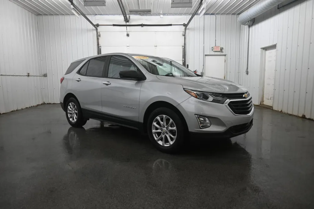 2020 Chevrolet Equinox LS photo 1