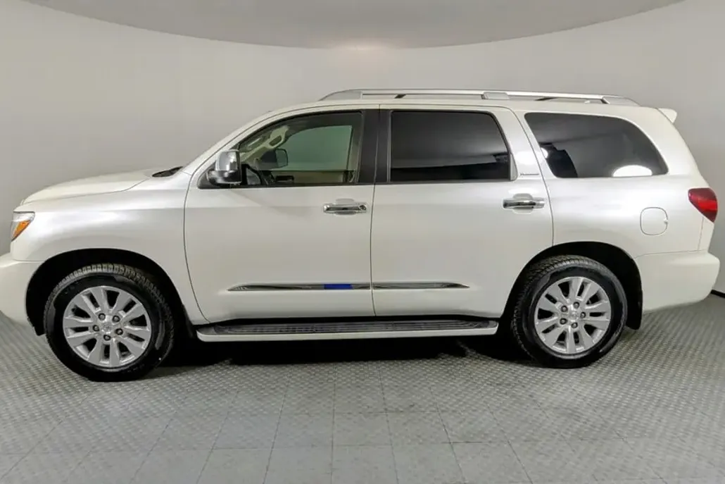2019 Toyota Sequoia Platinum photo 1