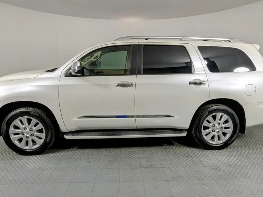 2019 Toyota Sequoia Platinum photo 1