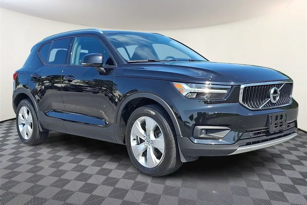 2022 Volvo XC40 Momentum photo 1