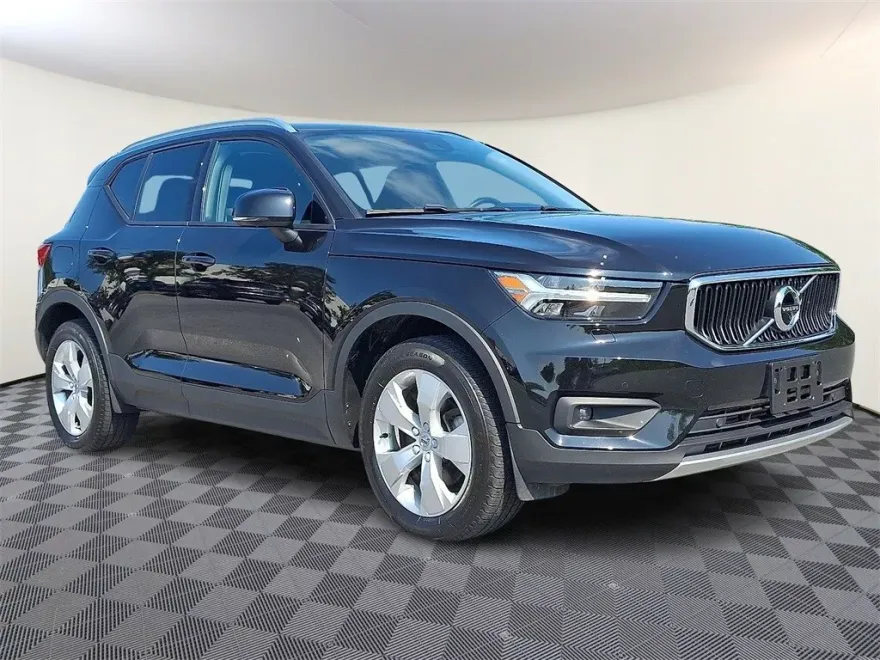 2022 Volvo XC40 Momentum photo 1