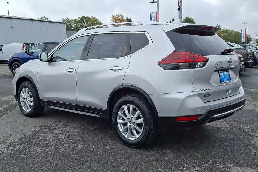 2020 Nissan Rogue SV photo 1