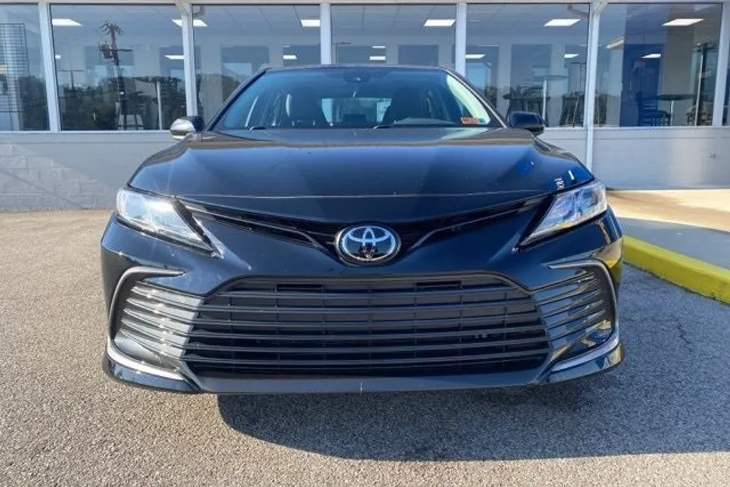 2023 Toyota Camry LE photo 1