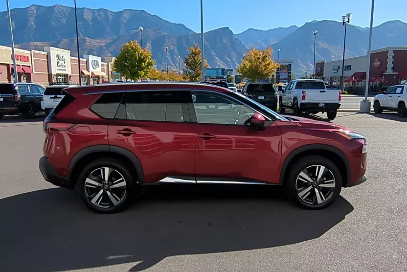 2023 Nissan Rogue SL photo 1