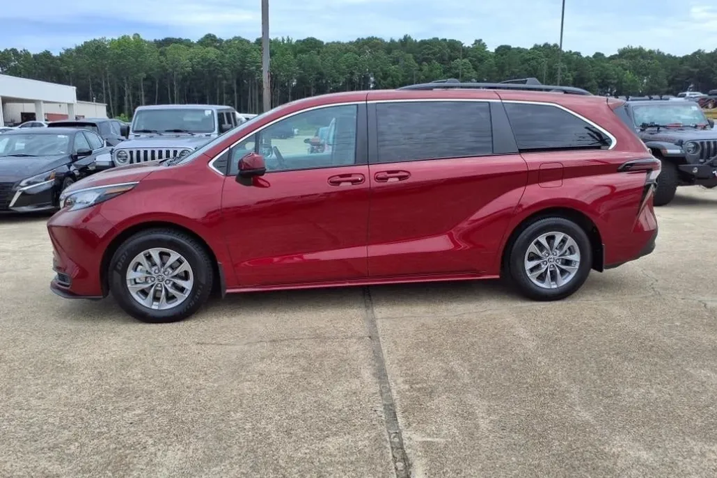 2023 Toyota Sienna LE photo 1