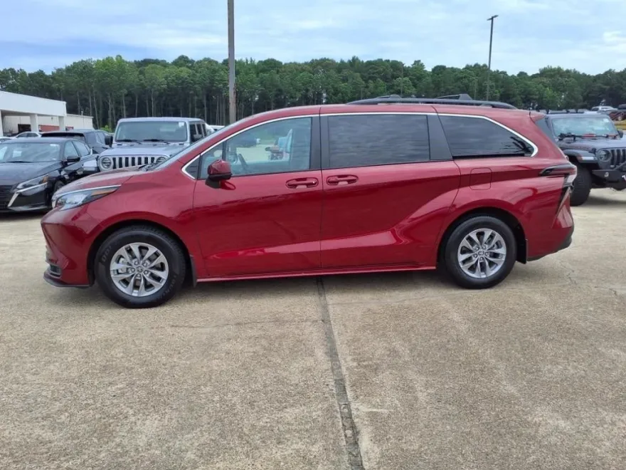2023 Toyota Sienna LE photo 1