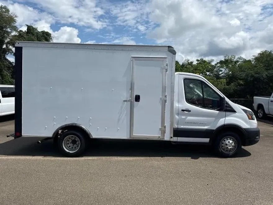 2023 Ford Transit Cutaway photo 1