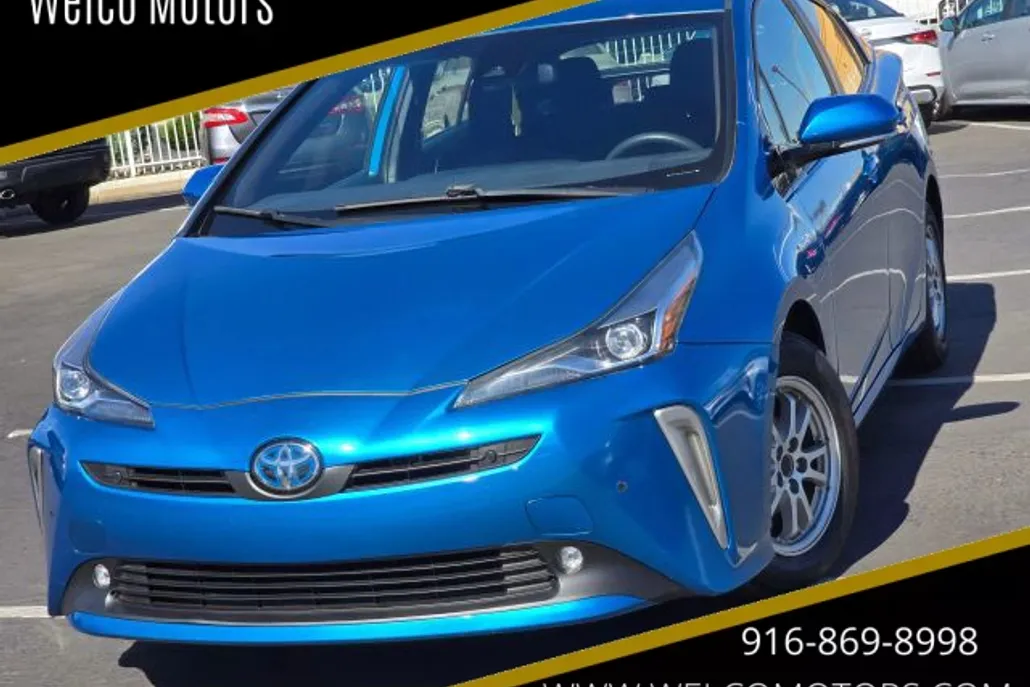 2019 Toyota Prius LE photo 1