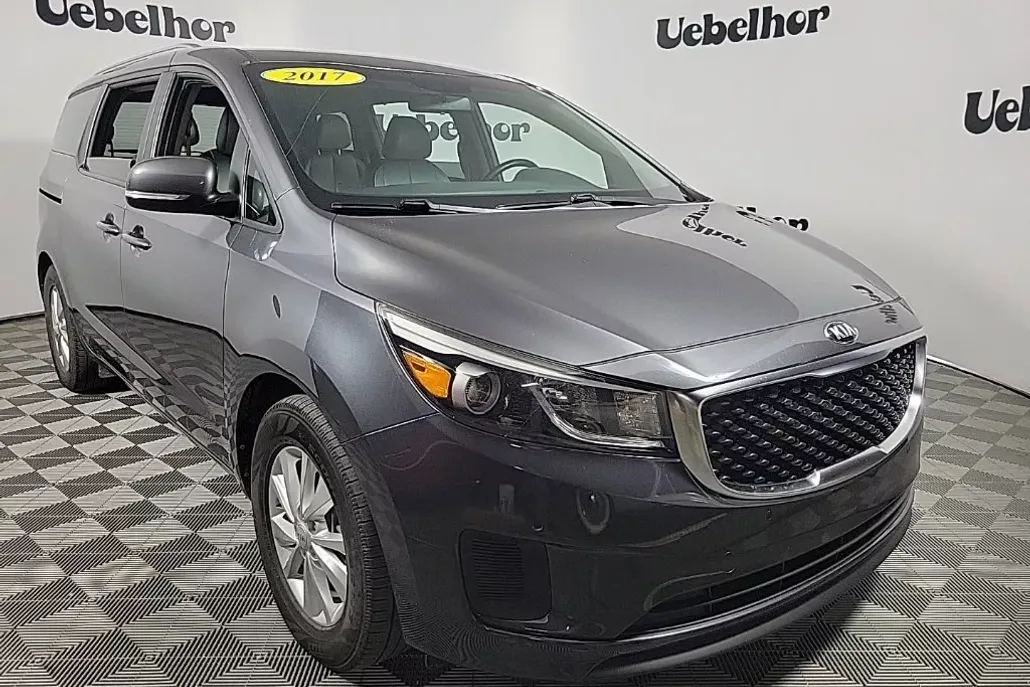 2017 Kia Sedona LX photo 1