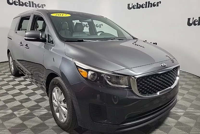 2017 Kia Sedona LX photo 1