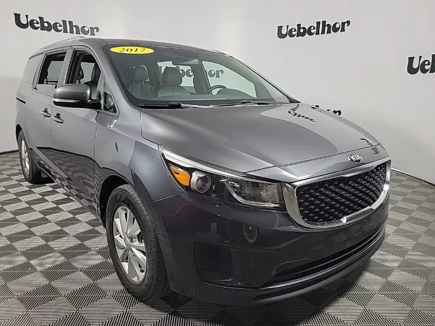 2017 Kia Sedona LX photo 1