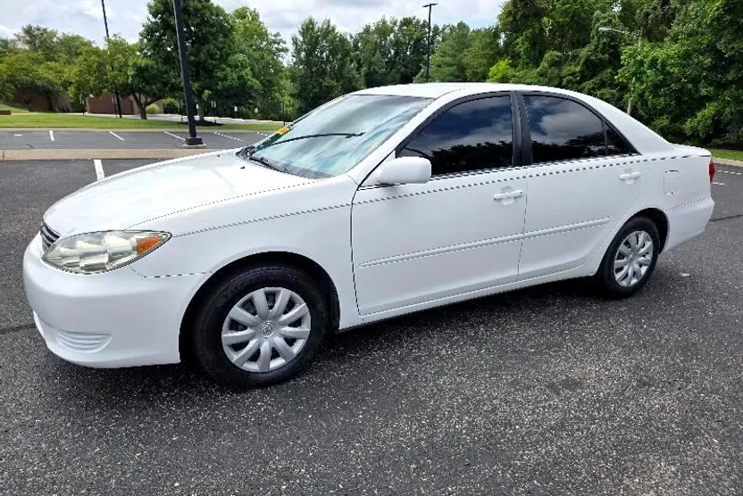 2005 Toyota Camry LE photo 1