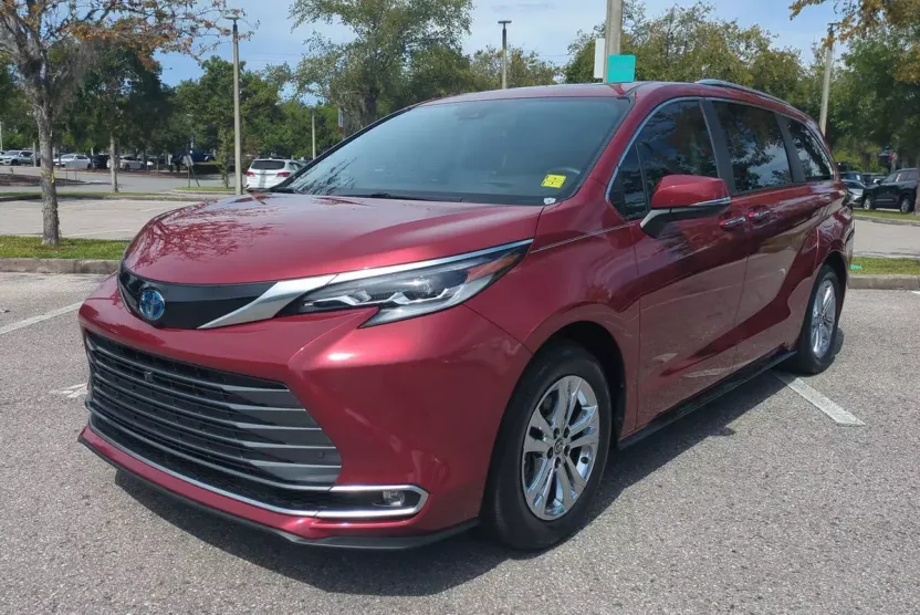 2023 Toyota Sienna Platinum photo 1
