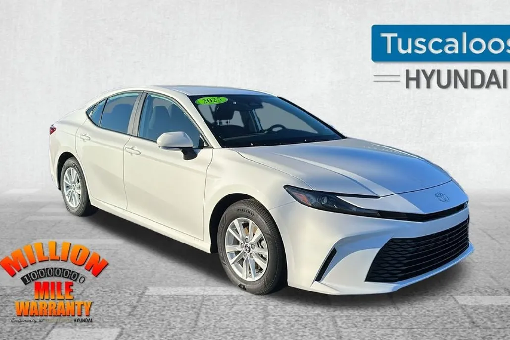 2025 Toyota Camry SE photo 1
