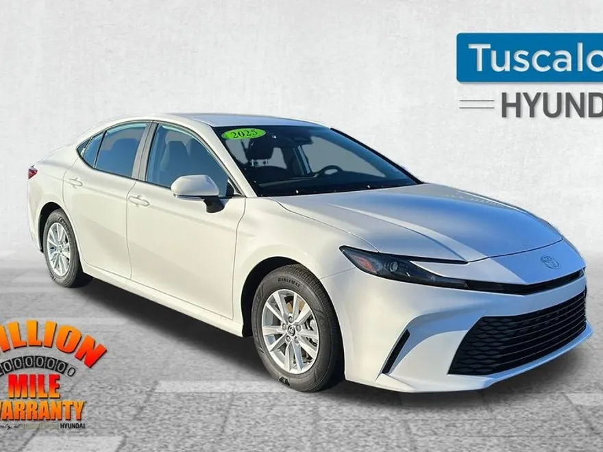 2025 Toyota Camry SE photo 1