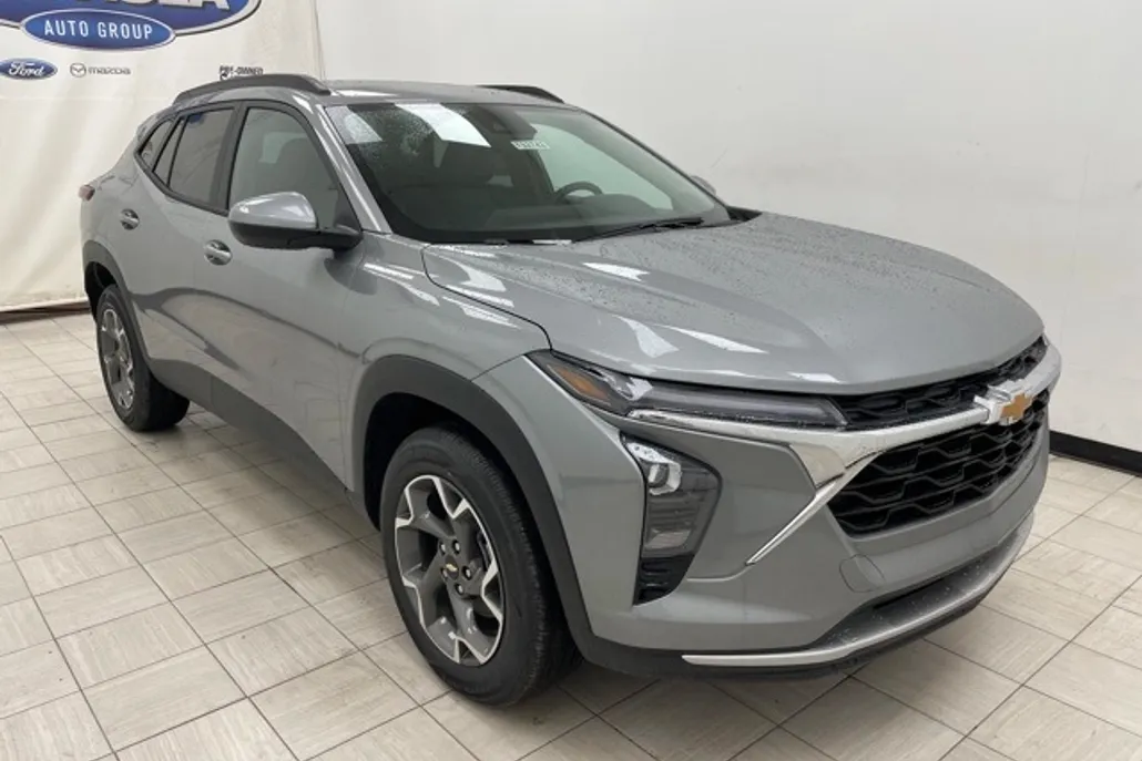 2025 Chevrolet Trax LT photo 1
