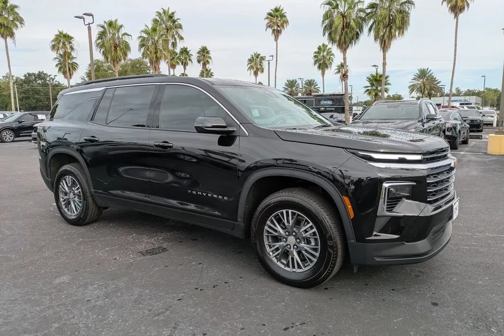 2025 Chevrolet Traverse photo 1