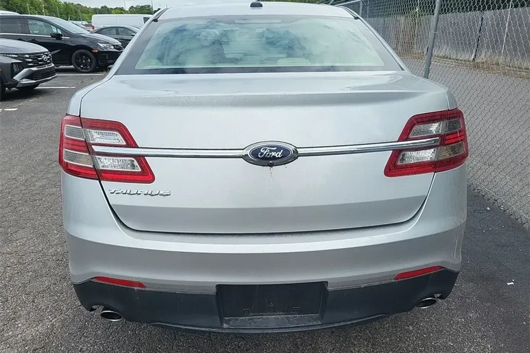 2017 Ford Taurus SE photo 1