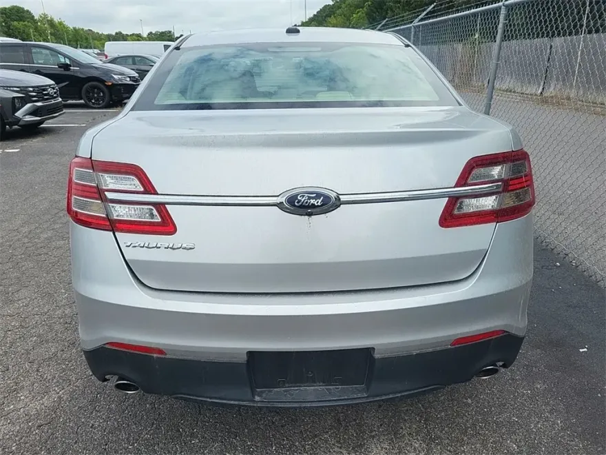2017 Ford Taurus SE photo 1