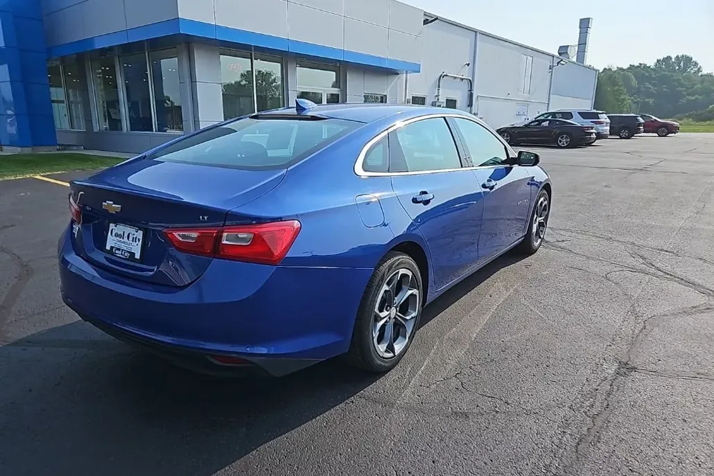 2023 Chevrolet Malibu 1LT photo 1
