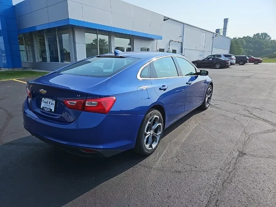 2023 Chevrolet Malibu 1LT photo 1