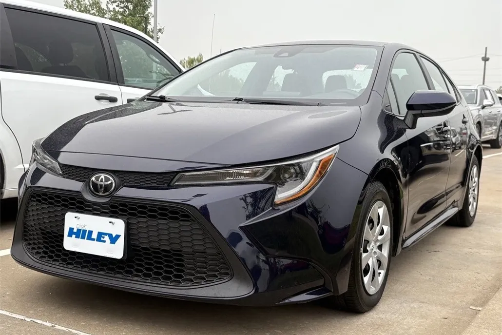2022 Toyota Corolla LE photo 1
