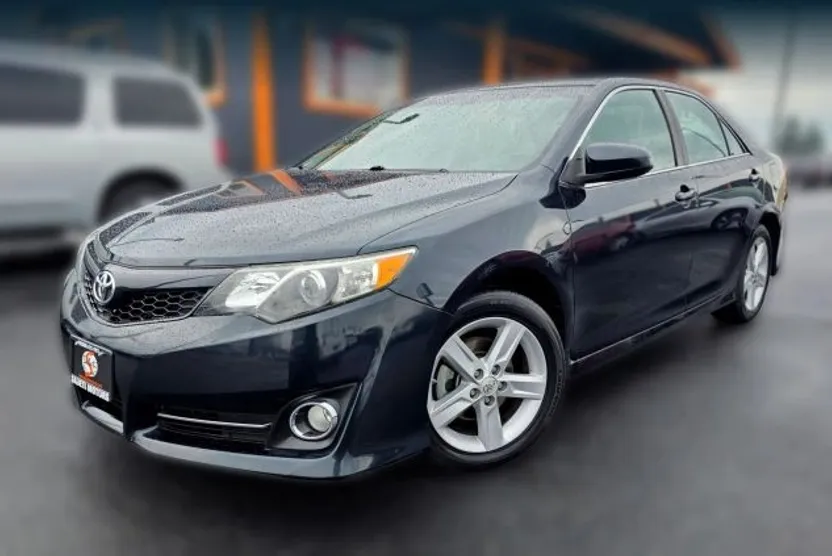 2013 Toyota Camry photo 1