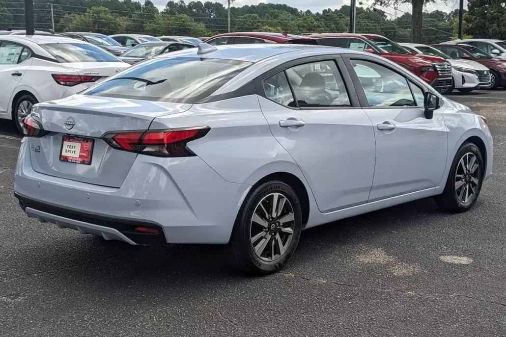 2025 Nissan Versa 1.6 SV photo 1
