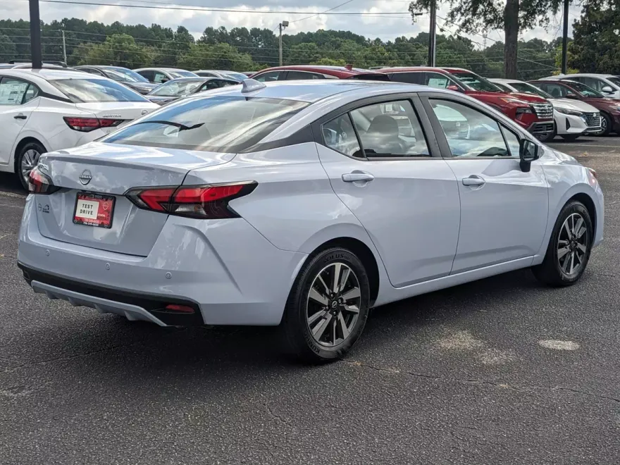 2025 Nissan Versa 1.6 SV photo 1