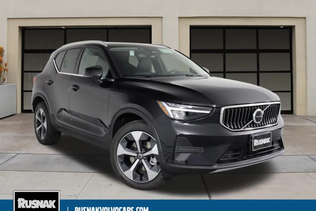 2025 Volvo XC40 Core photo 1