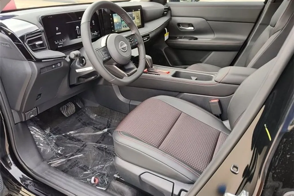 2025 Nissan Kicks SR photo 1